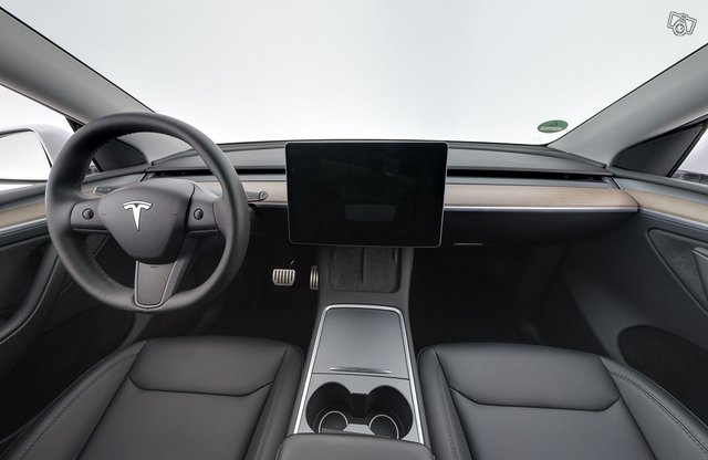 Tesla Model Y 11