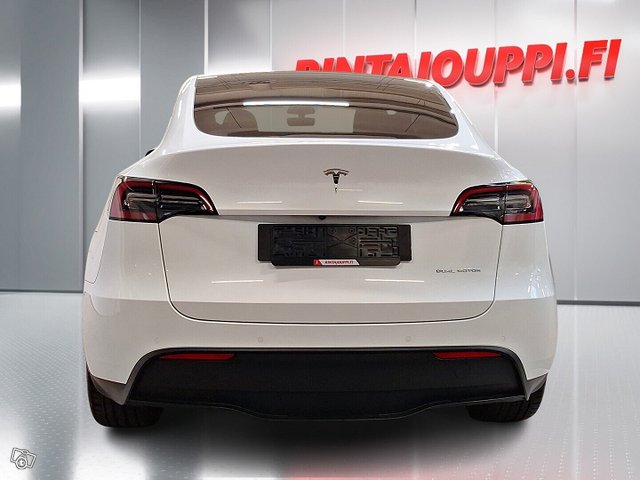 Tesla Model Y 4