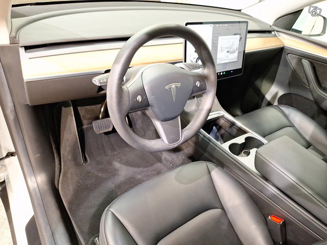 Tesla Model Y 7