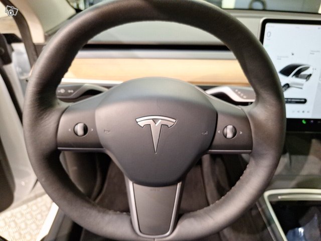 Tesla Model Y 8