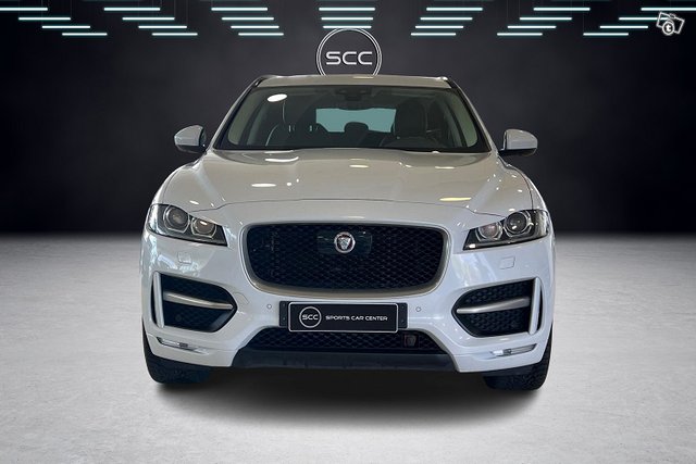 Jaguar F-PACE 5