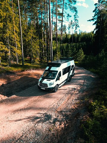 Laadukkaasti rakennettu matkailuauto Ford Transit, kuva 1