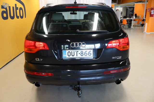 Audi Q7 6