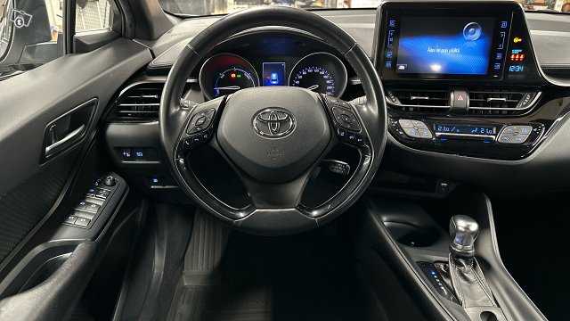 Toyota C-HR 11