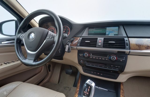 BMW X5 8