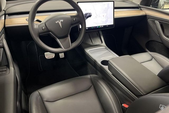 TESLA MODEL Y 9