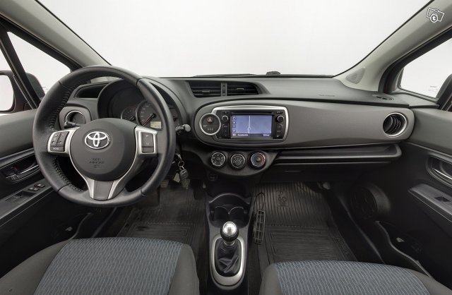 TOYOTA Yaris 8