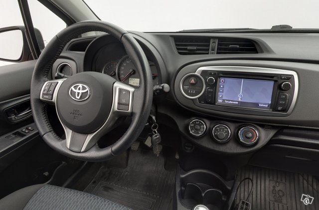 TOYOTA Yaris 9