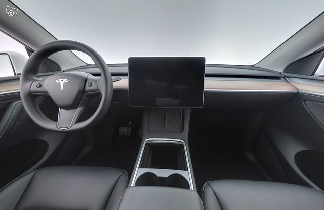 Tesla Model Y 9