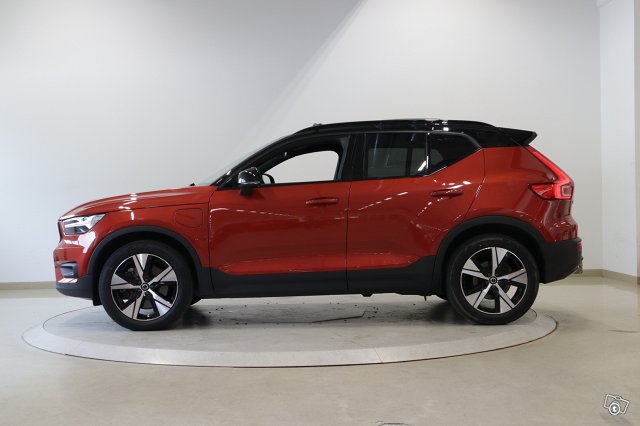 VOLVO XC40 8