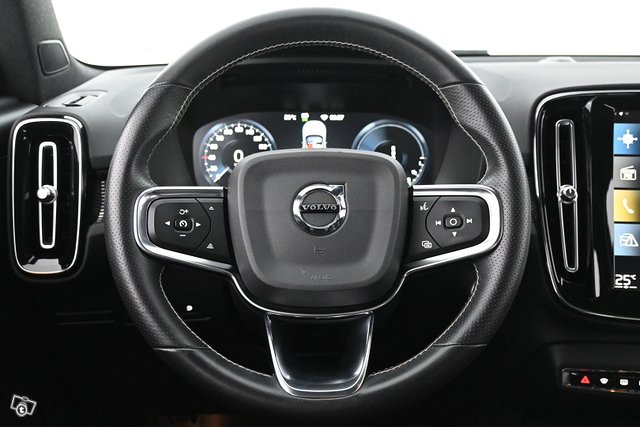 Volvo XC40 25