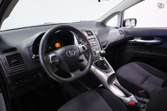 Toyota Auris 12