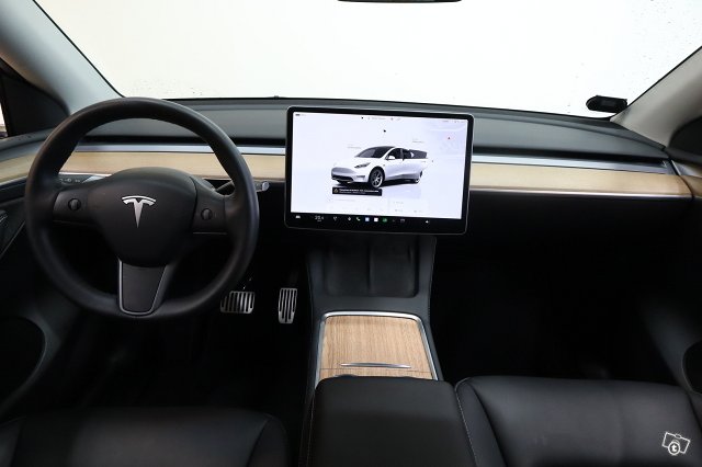 Tesla Model Y 13