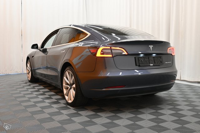 Tesla Model 3 5