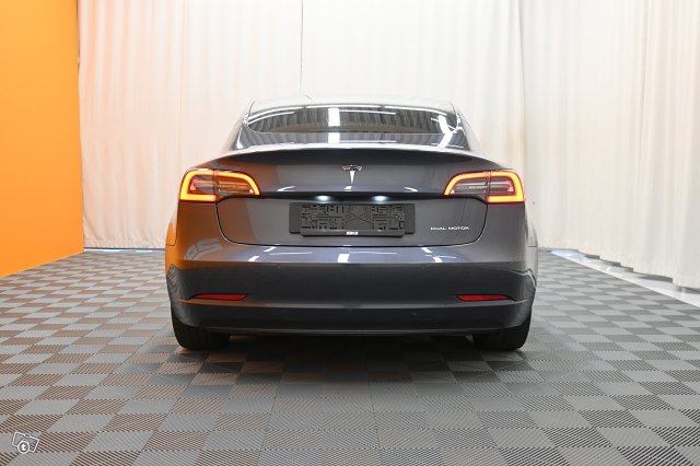 Tesla Model 3 7