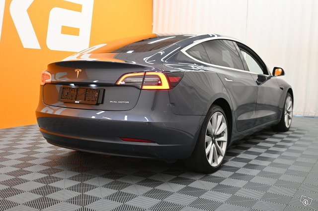 Tesla Model 3 8