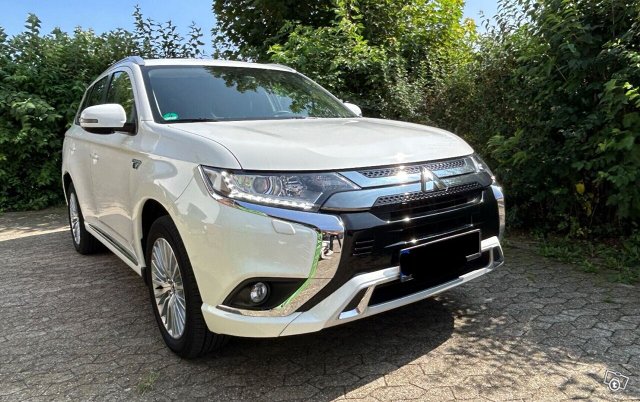 MITSUBISHI OUTLANDER PHEV 1