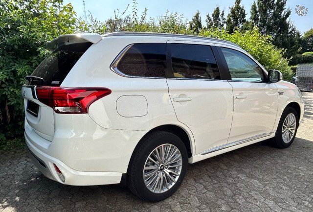 MITSUBISHI OUTLANDER PHEV 2