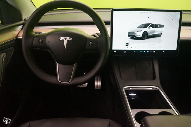 Tesla Model Y 12