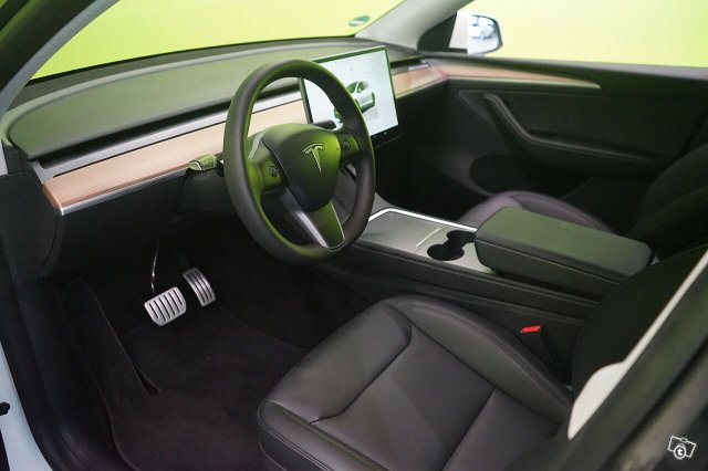 Tesla Model Y 14