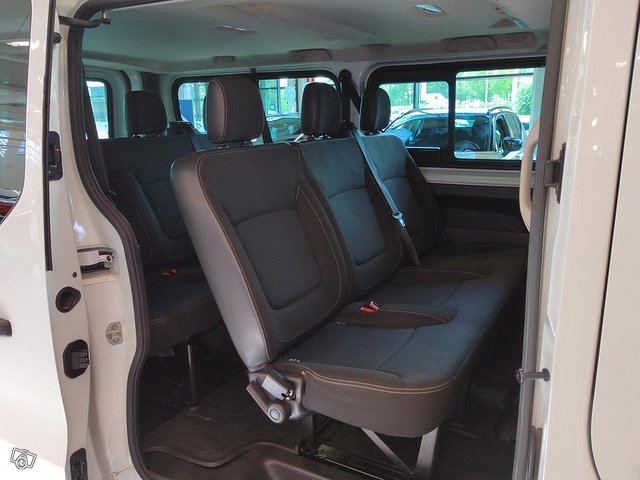 RENAULT Trafic Passenger 8