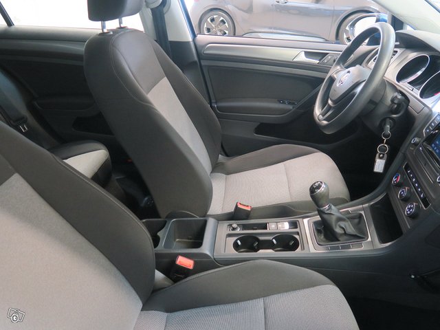 VOLKSWAGEN Golf 24