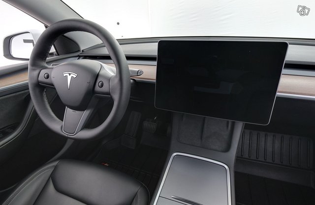 Tesla Model Y 9