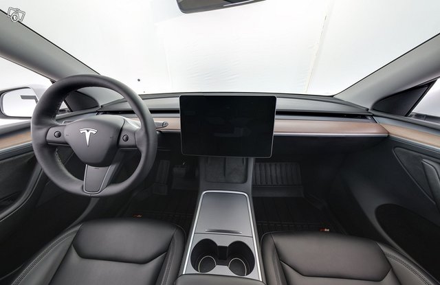 Tesla Model Y 11