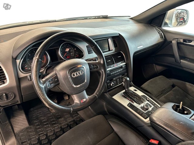 Audi Q7 10