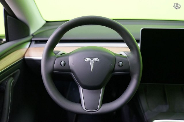 Tesla Model Y 13