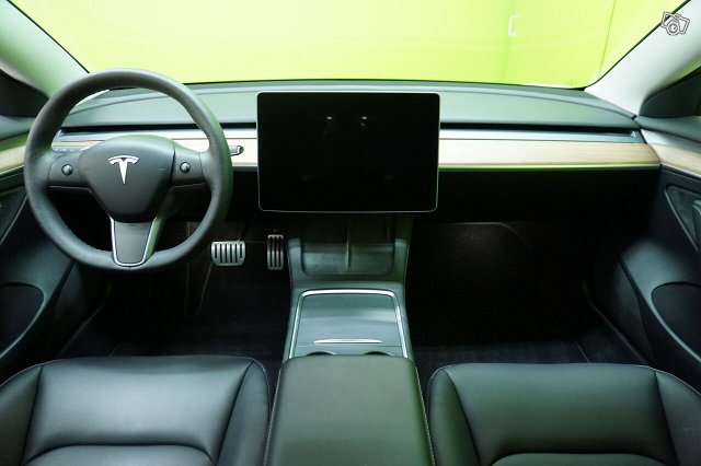 Tesla Model 3 8