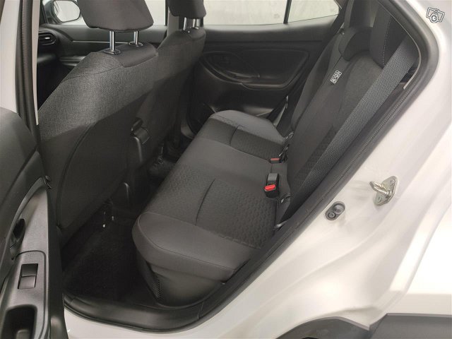 TOYOTA Yaris Cross 8