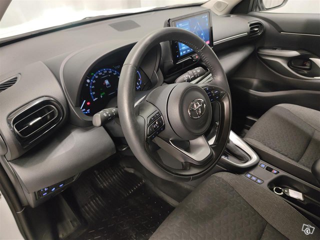 TOYOTA Yaris Cross 13