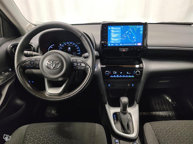 TOYOTA Yaris Cross 14