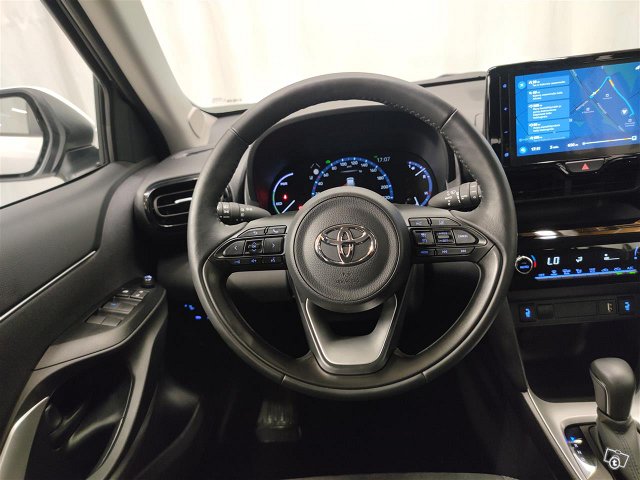 TOYOTA Yaris Cross 16