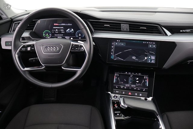 Audi E-tron 17