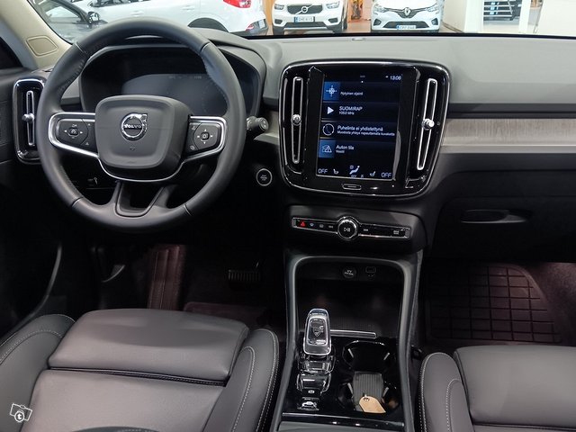 VOLVO XC40 8