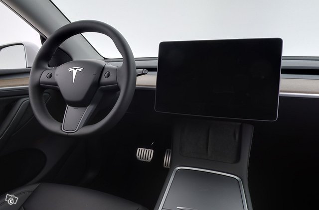 Tesla Model Y 9