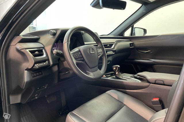 LEXUS UX 8