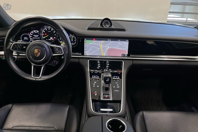 Porsche Panamera 8