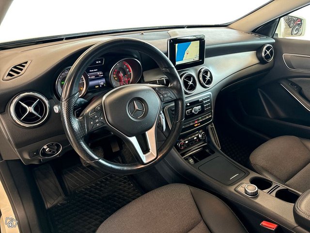 Mercedes-Benz GLA 10