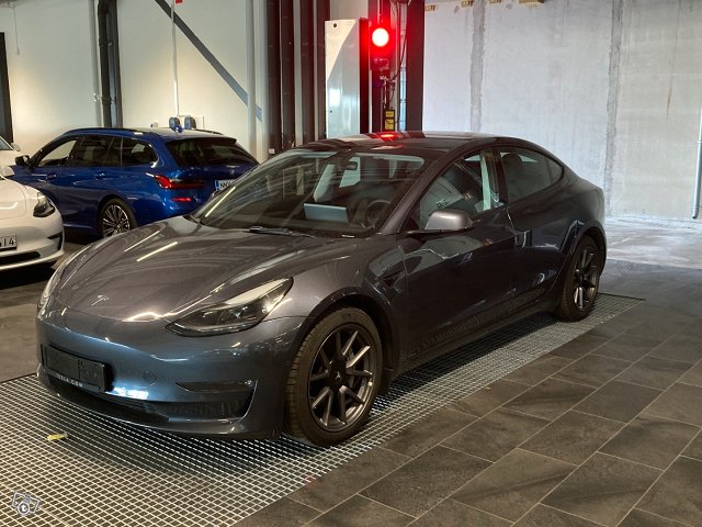 TESLA Model 3 2