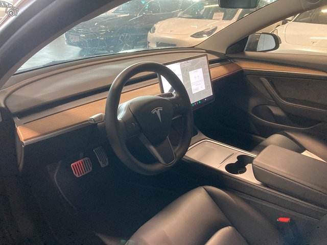 TESLA Model 3 4