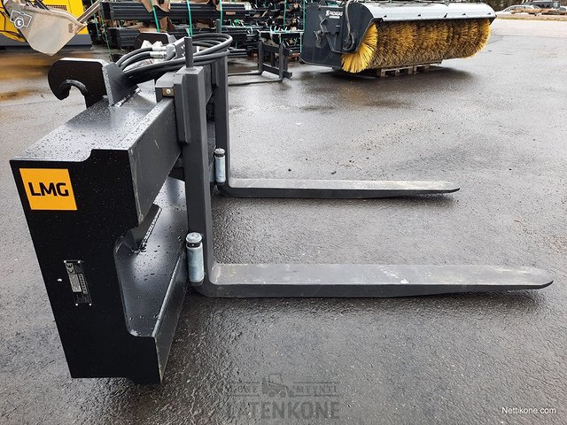 LMG Hydrauliset Trukkipiikit 11000kg 2200mm/1500mm Sivusiirto Volvo BM 8