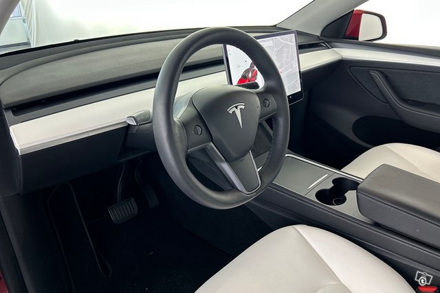 Tesla Model Y 8