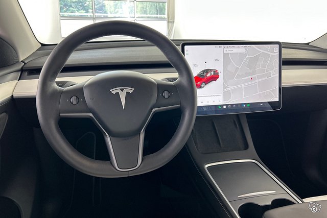 Tesla Model Y 13