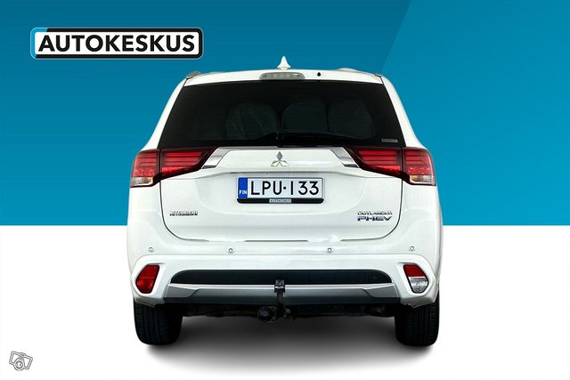 Mitsubishi Outlander PHEV 4