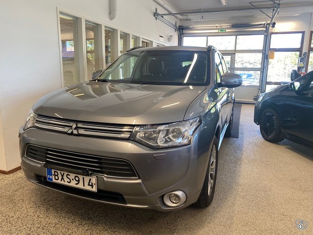 MITSUBISHI Outlander PHEV 1