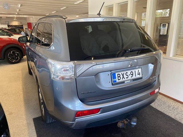 MITSUBISHI Outlander PHEV 3