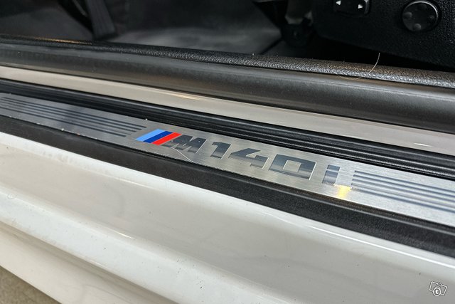 BMW M140i 13